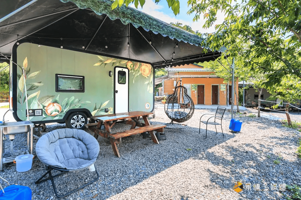 為了清晨的雲霧與夜裡的安靜，把行程住進太平山，挑一間順著節奏展開的山中住宿