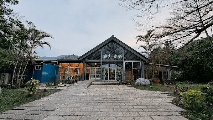 為了清晨的雲霧與夜裡的安靜，把行程住進太平山，挑一間順著節奏展開的山中住宿