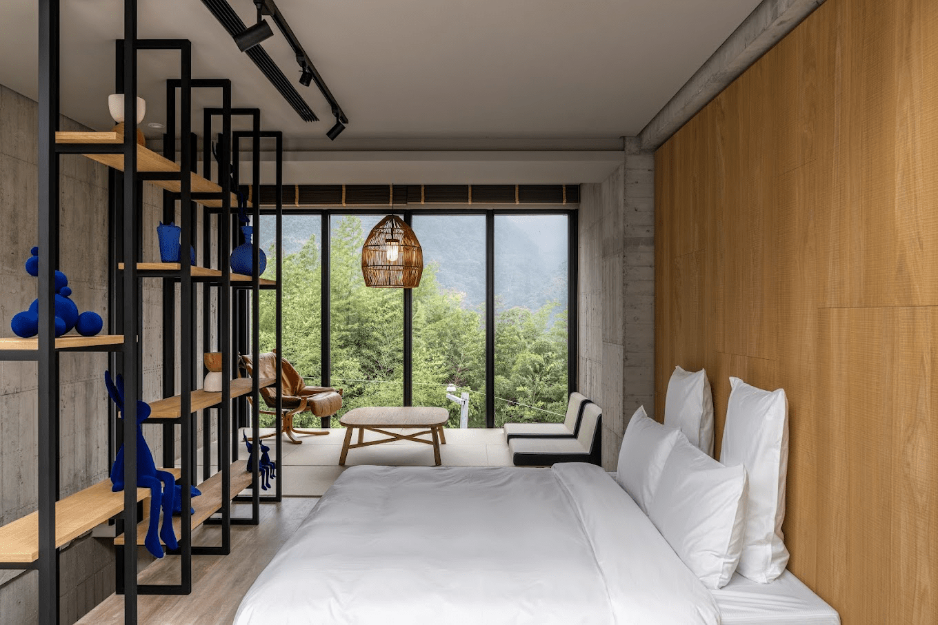 在溪頭的霧氣與杉林之間住一晚，讓時間慢下來，把城市的噪音留在山腳