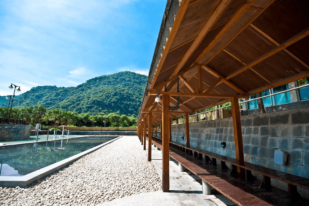 把旅程慢慢泡進山海之間，在台東的溫泉霧氣裡，找回身體與時間的平衡