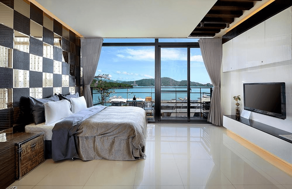 在湖水與晨霧之間醒來，選一間日月潭的住宿，把旅程慢慢的住進風景裡