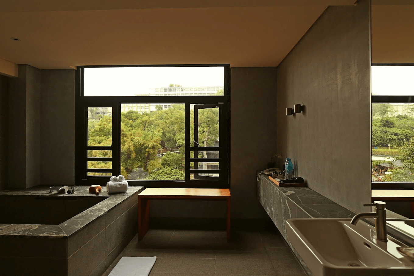 讓腳步停在溫泉蒸氣裡，把疲憊留在白霧之外，北投溫泉的溫柔日常書寫