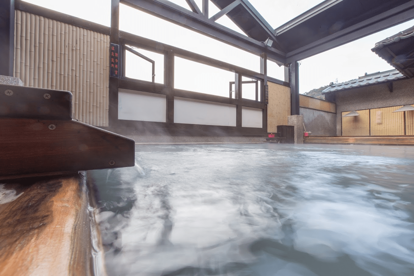 讓腳步停在溫泉蒸氣裡，把疲憊留在白霧之外，北投溫泉的溫柔日常書寫