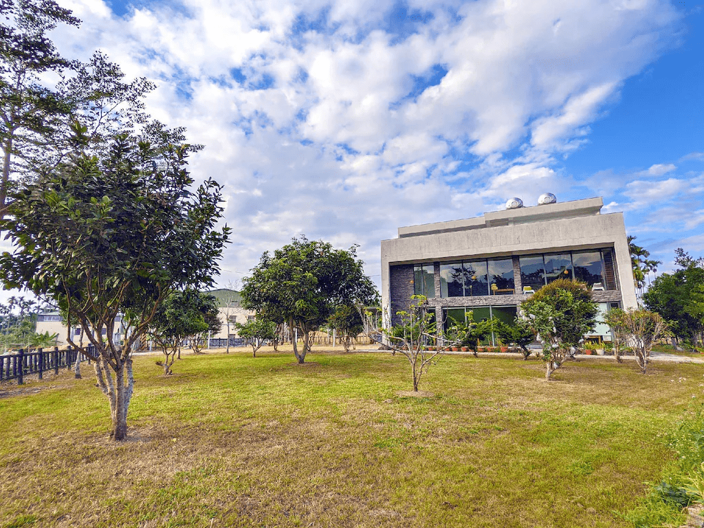 在杉林溪醒來的那一刻，窗外是雲霧與樹影交錯的南投山林住宿風景