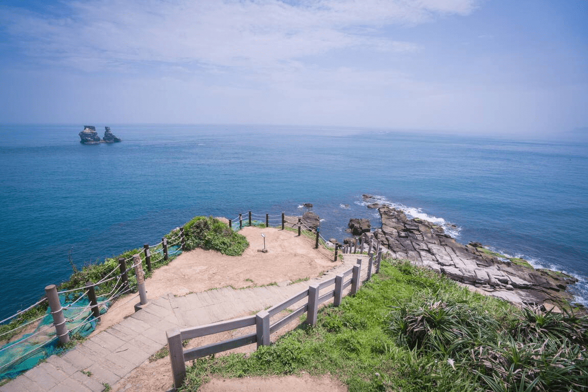 週末開車往北海岸出發，在浪聲與光線之間收集七個看海景點的片刻安靜