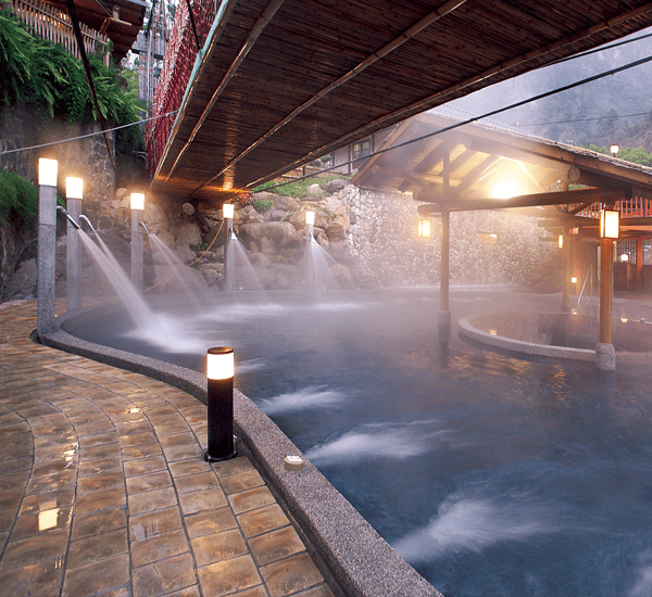 離開台中市區的那一刻開始，溫泉的熱氣與山景一起迎上來