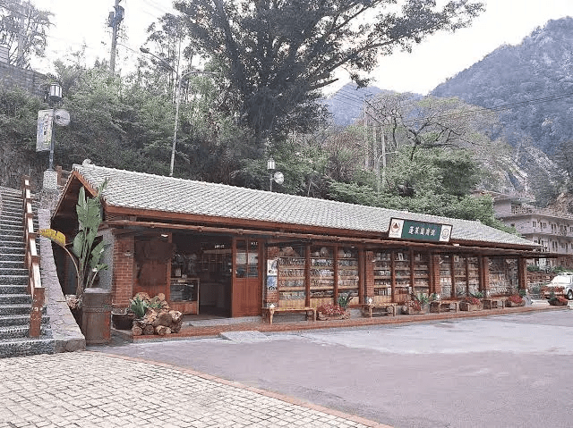山霧開始在谷關聚集，入住溫泉飯店的那一刻，身體終於知道可以休息了