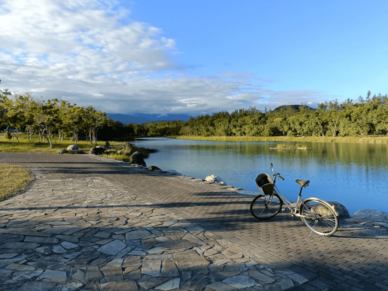 I沿著湖畔慢慢走進 臺東森林公園，在草地與水色之間，找回一整個午後的呼吸節奏