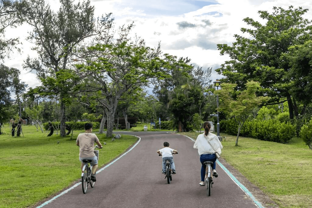 沿著湖畔慢慢走進 臺東森林公園，在草地與水色之間，找回一整個午後的呼吸節奏