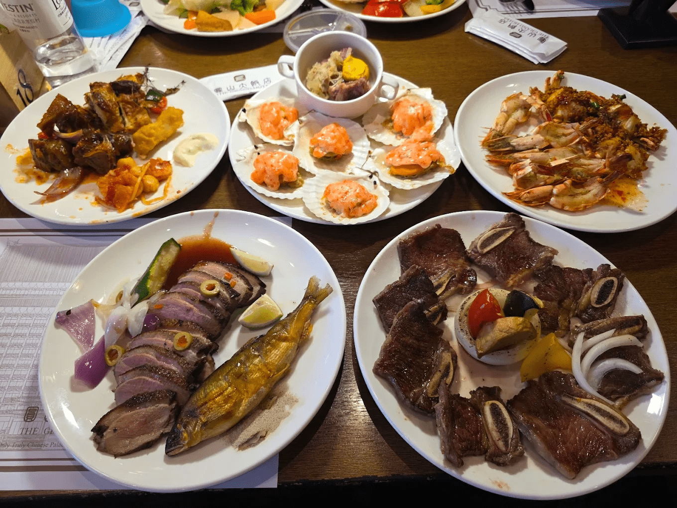 沿著熟悉的城市向上走，在圓山大飯店停留一晚，看台北慢慢亮起來