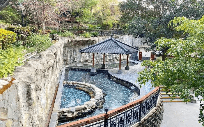 從市區轉進山林的那一刻，台中溫泉住宿把旅行節奏拉回剛剛好的慢