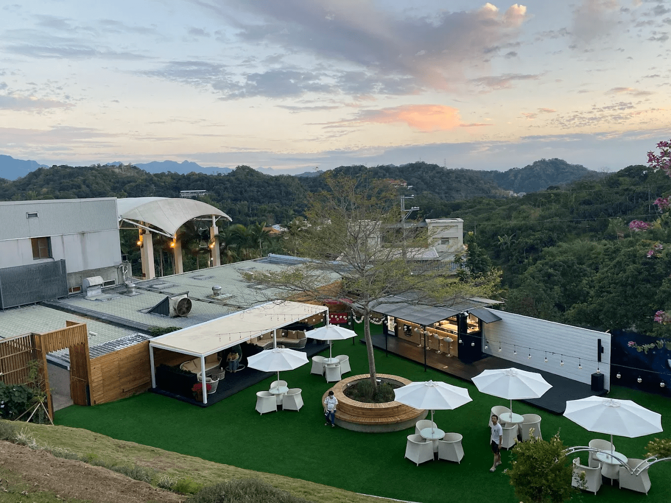 離開台中市區的那一刻開始，溫泉的熱氣與山景一起迎上來