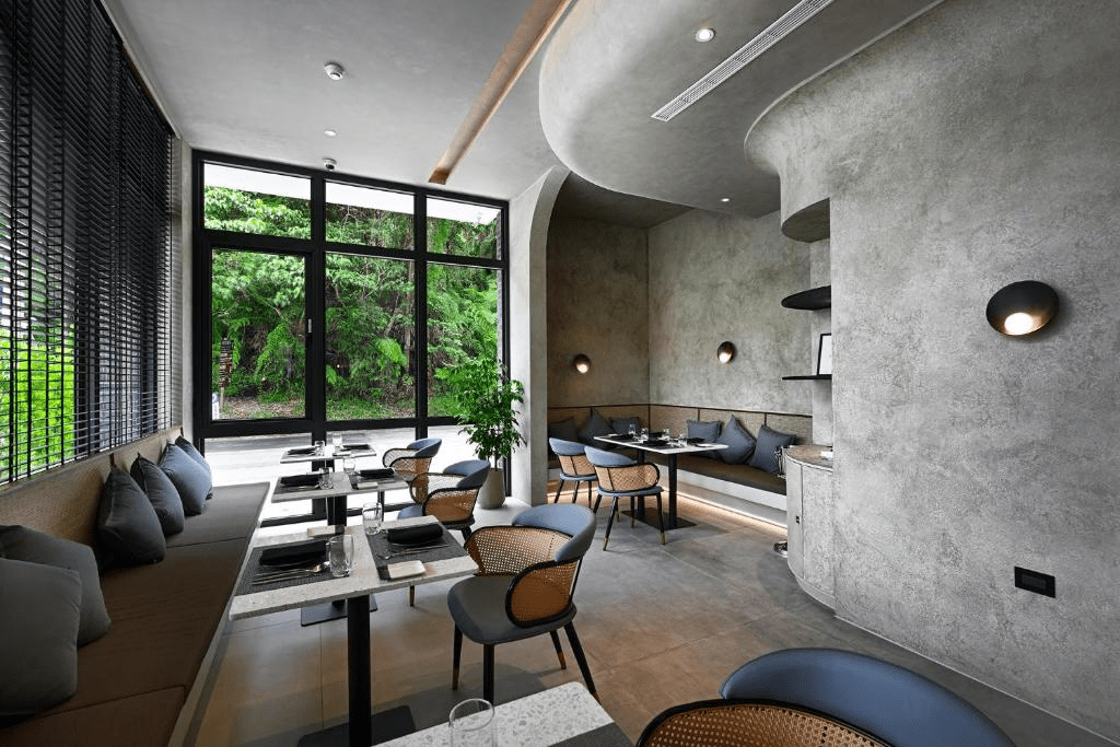 沿著日月潭散步後回到房間，南投住宿選擇，讓湖景成為一天的結尾