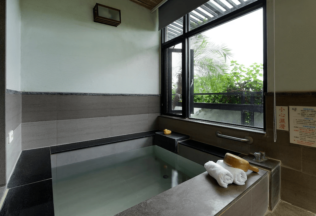 在宜蘭礁溪住一晚,把行李放下後直接泡進溫泉裡的療癒旅程