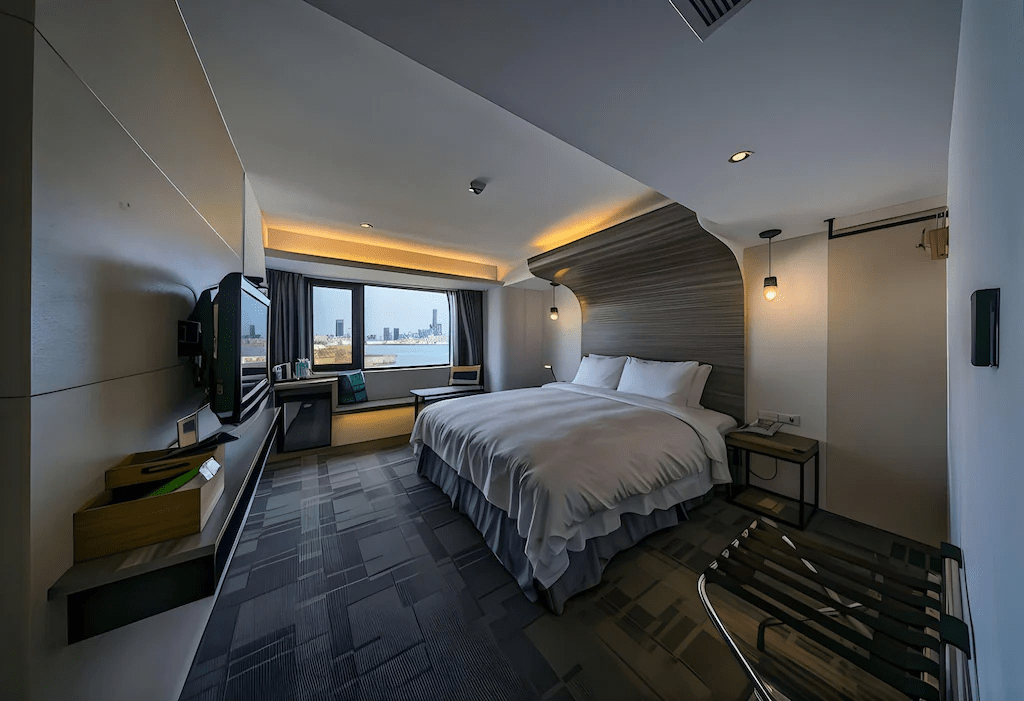 黃昏時分來到高雄西子灣，沿著海岸走一段，把城市留在身後