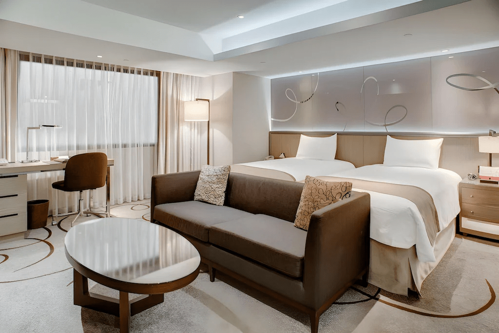 黃昏時分來到高雄西子灣，沿著海岸走一段，把城市留在身後