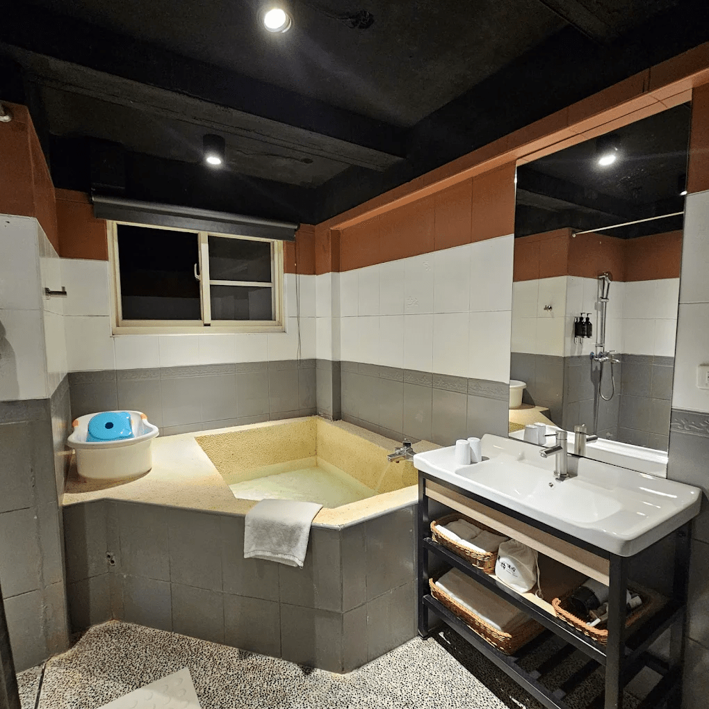 房內溫泉湯池與舒適的住宿空間