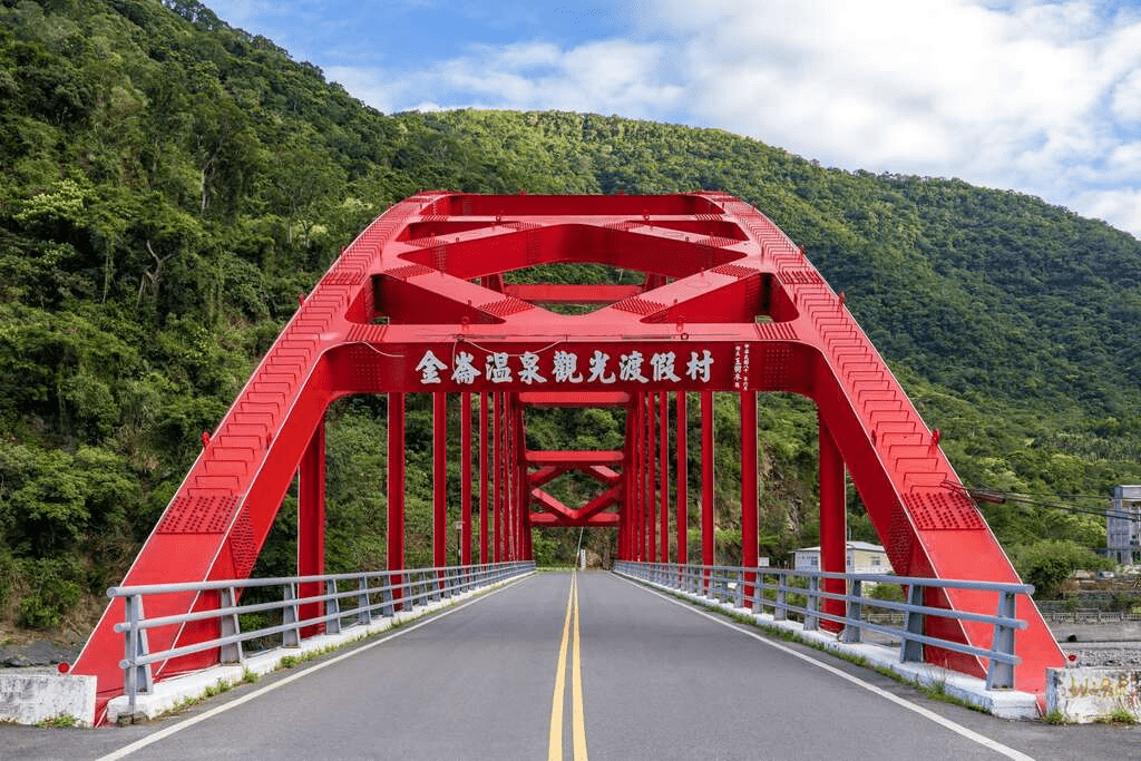 沿著南迴線慢慢停下腳步，在台東金崙溫泉泡進山海交會的午後時光