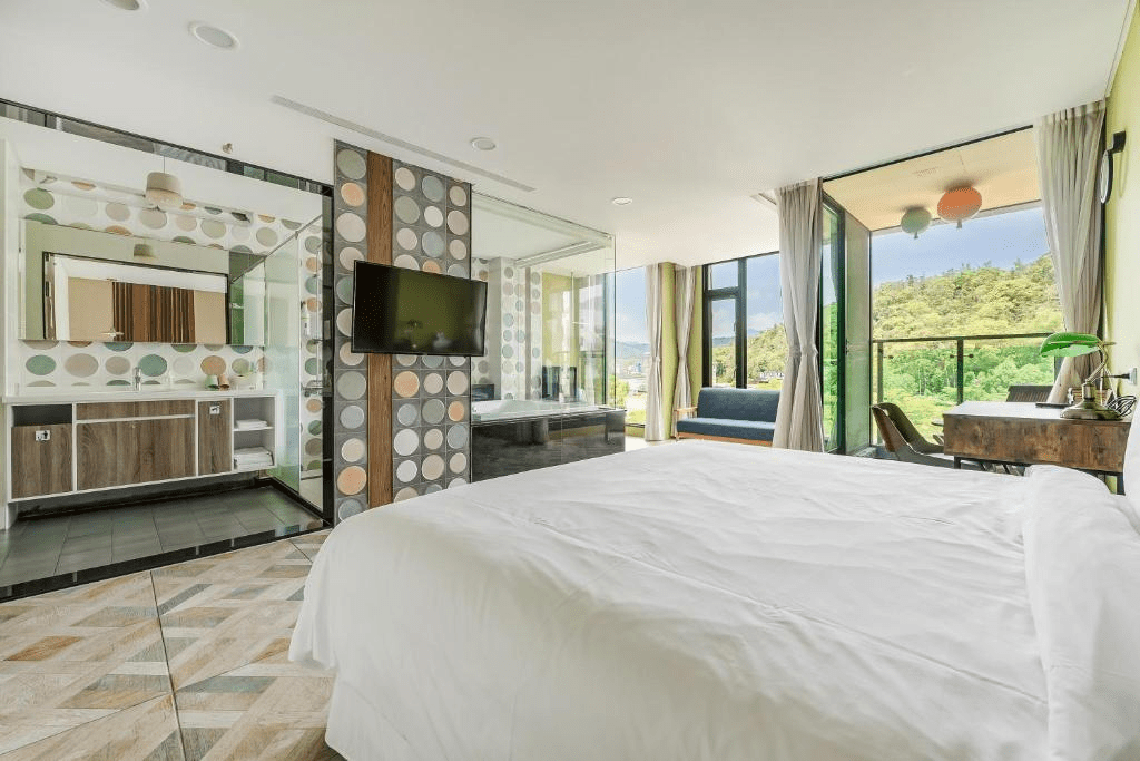 沿著水社碼頭散步回住處，住進日月潭最貼近湖岸的住宿風景