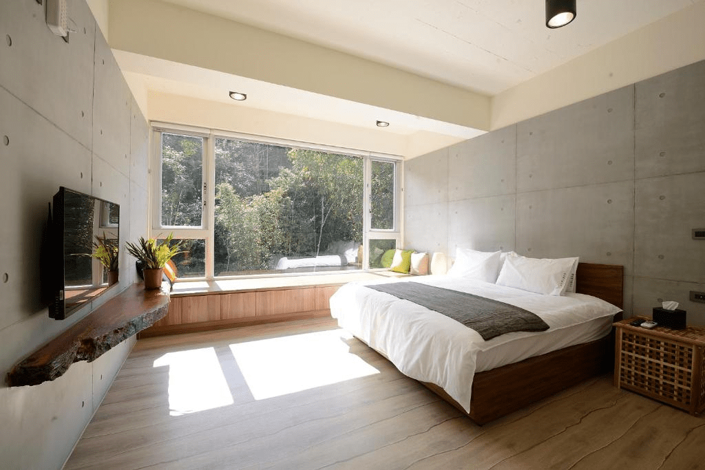 沿著水社碼頭散步回住處，住進日月潭最貼近湖岸的住宿風景