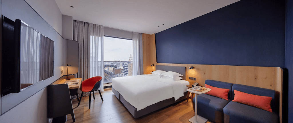 走過白天的嘉義行程，夜裡回到一間剛好貼近生活的飯店