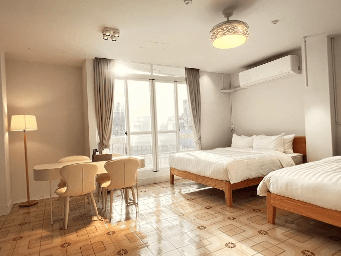 把行李放下就能出門散步的嘉義住宿，讓吃飯、散步與休息都很剛好