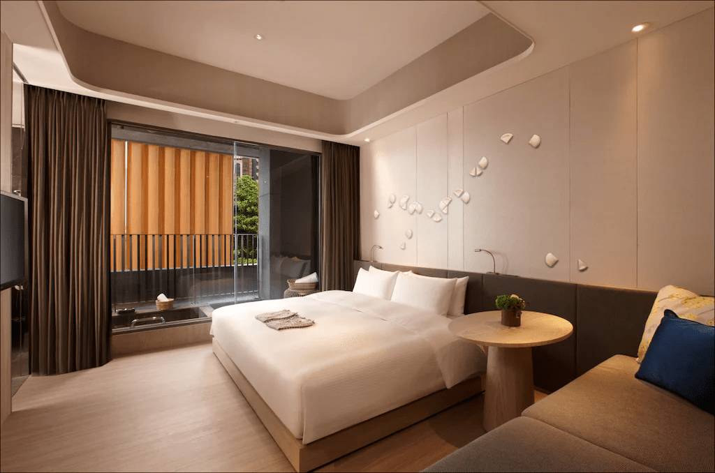 當你走進礁溪的溫泉飯店放下行李，熱湯注滿浴池的聲音，就是旅程的節奏