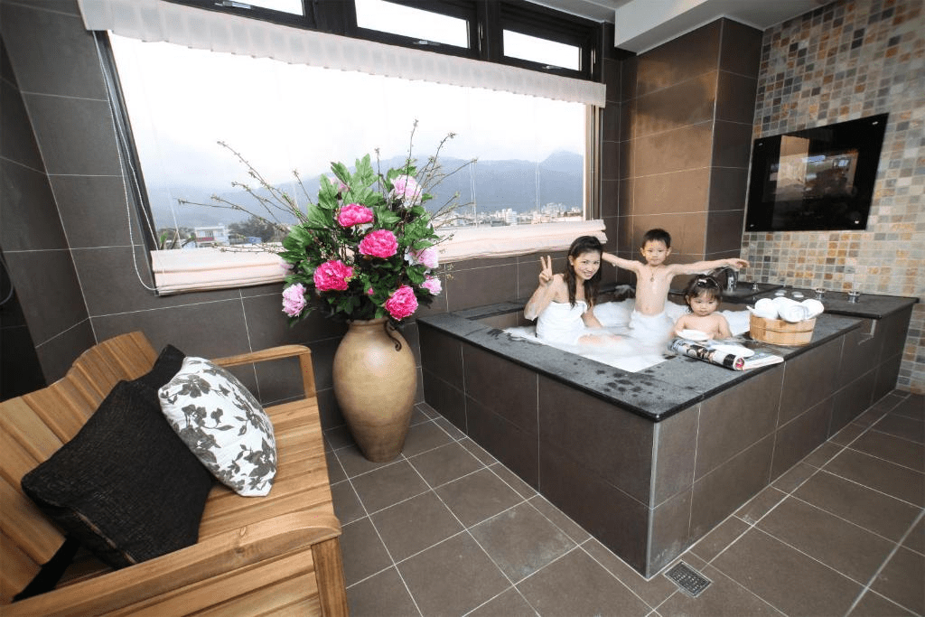 當你走進礁溪的溫泉飯店放下行李，熱湯注滿浴池的聲音，就是旅程的節奏