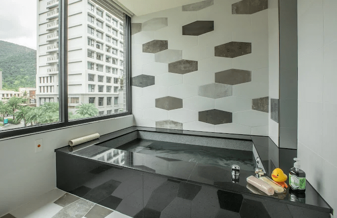 當你走進礁溪的溫泉飯店放下行李，熱湯注滿浴池的聲音，就是旅程的節奏