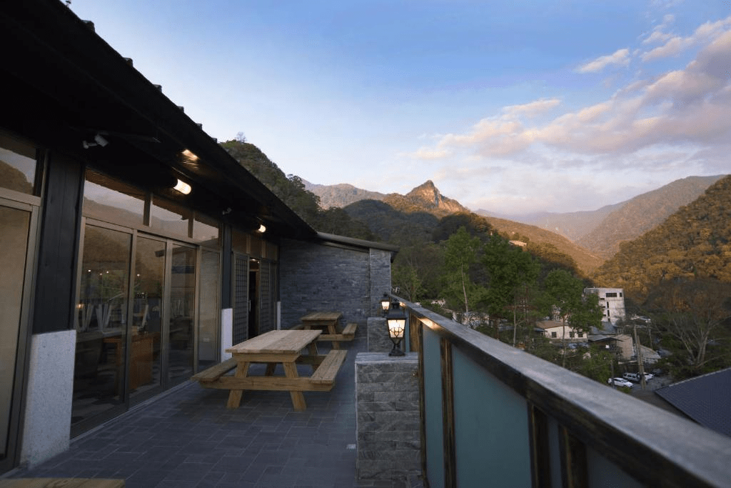 在苗栗泰安的山林深處住下來，走進湯之美溫泉會館，把身體交給房內溫泉的節奏