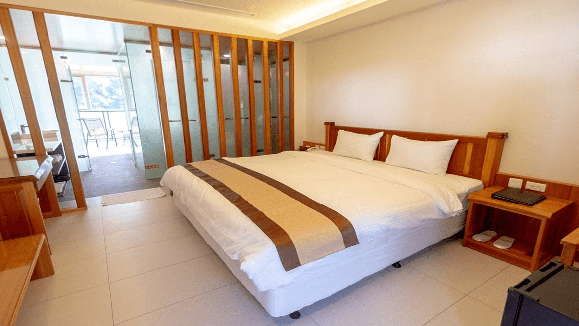 在苗栗泰安的山林深處住下來，走進湯之美溫泉會館，把身體交給房內溫泉的節奏