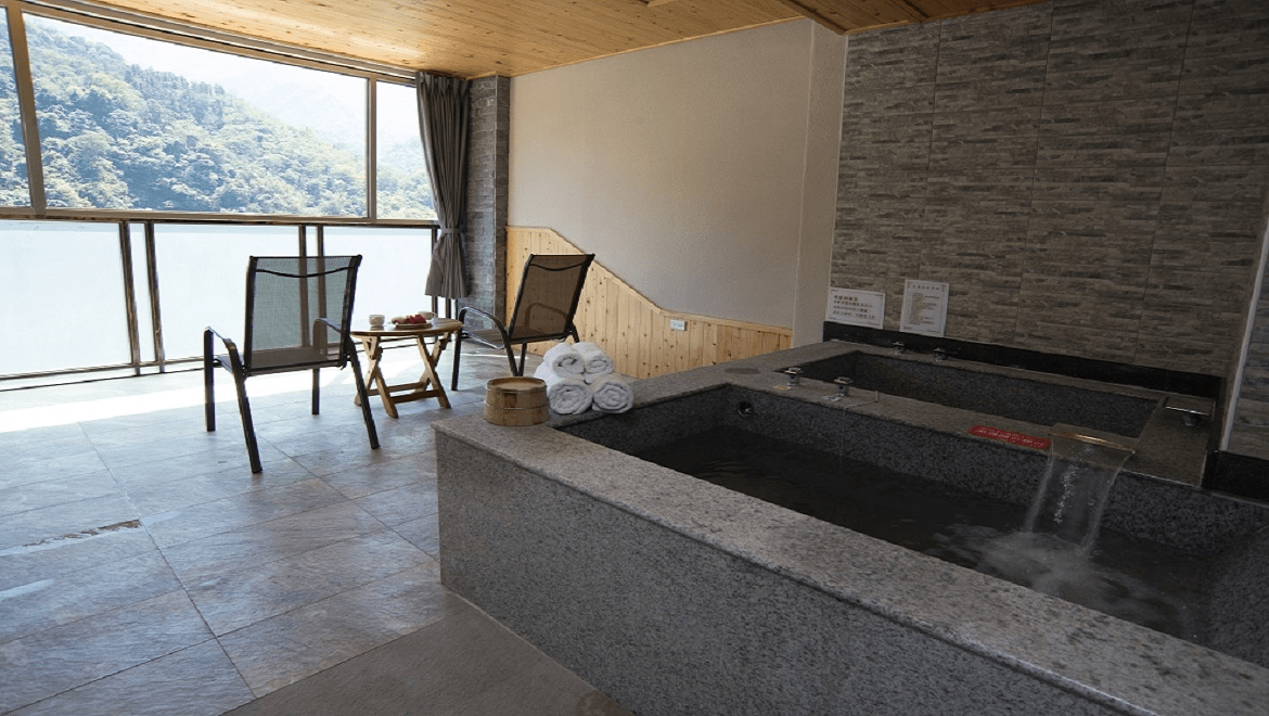 在苗栗泰安的山林深處住下來，走進湯之美溫泉會館，把身體交給房內溫泉的節奏
