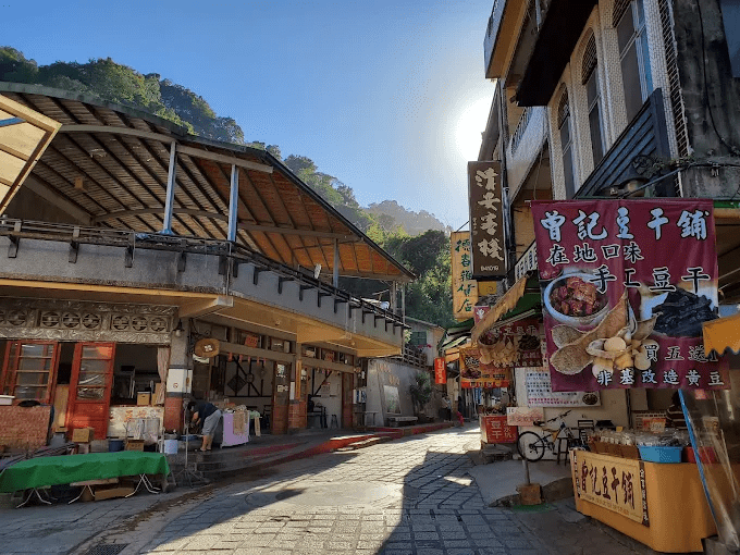 在苗栗泰安的山林深處住下來，走進湯之美溫泉會館，把身體交給房內溫泉的節奏