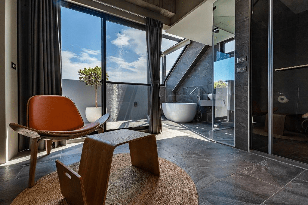 在花蓮把時間交給海，我只是坐著發呆，順便住進一間剛好的地方