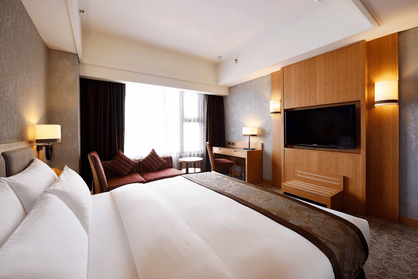 在花蓮把時間交給海，我只是坐著發呆，順便住進一間剛好的地方