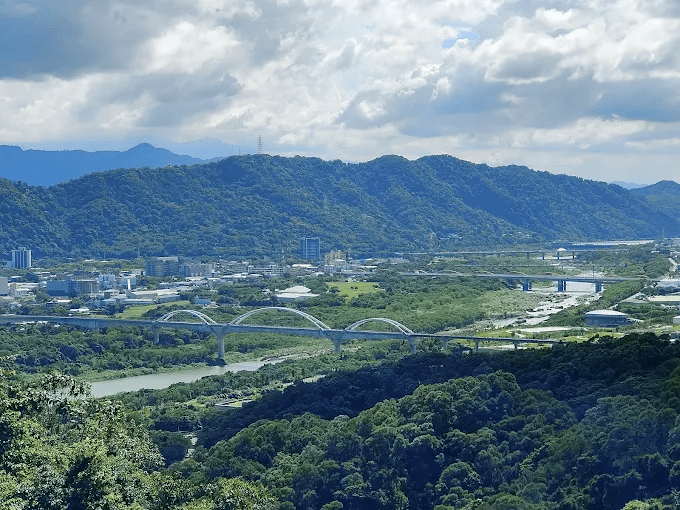 沿著鶯歌石步道拾階而上,在新北鶯歌的山稜線上,慢慢把三峽與大漢溪的風景收入眼底