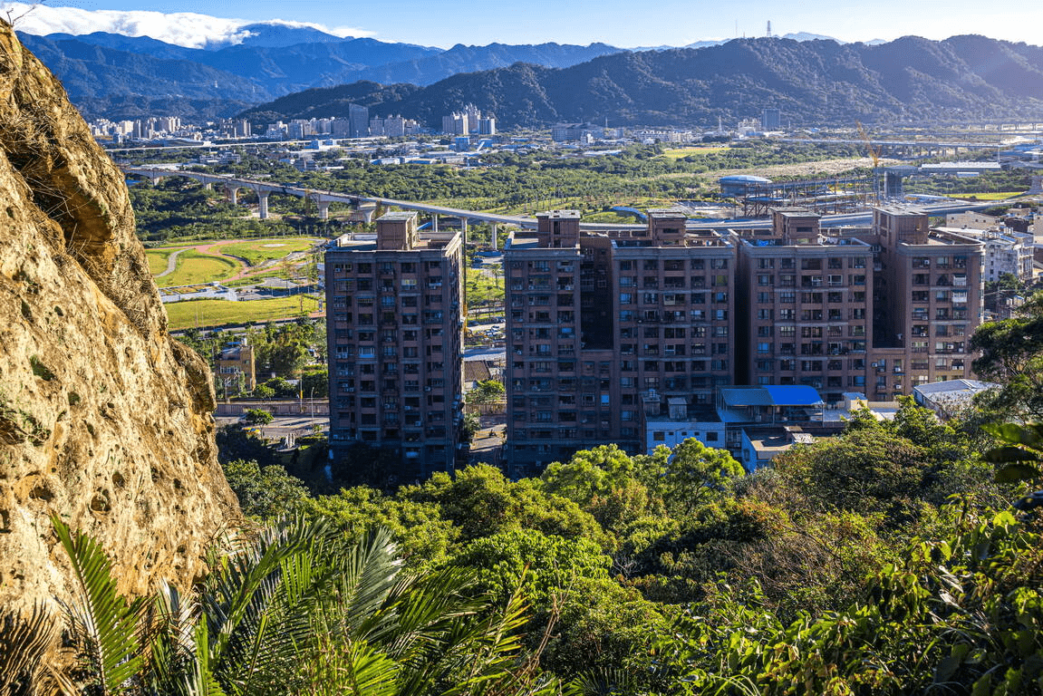 沿著鶯歌石步道拾階而上,在新北鶯歌的山稜線上,慢慢把三峽與大漢溪的風景收入眼底