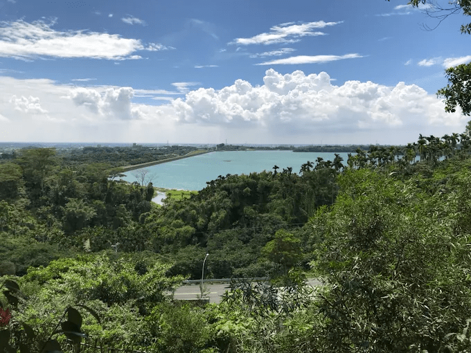 夕陽落進仁義潭水色裡,坐在清豐濤月泡足湯吃火鍋,感受嘉義傍晚的溫度