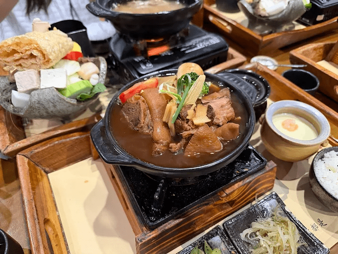 夕陽落進仁義潭水色裡,坐在清豐濤月泡足湯吃火鍋,感受嘉義傍晚的溫度