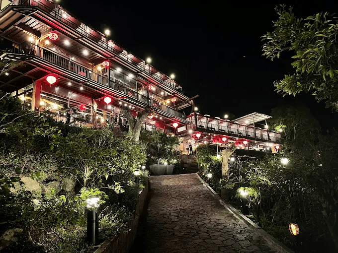 夕陽落進仁義潭水色裡,坐在清豐濤月泡足湯吃火鍋,感受嘉義傍晚的溫度