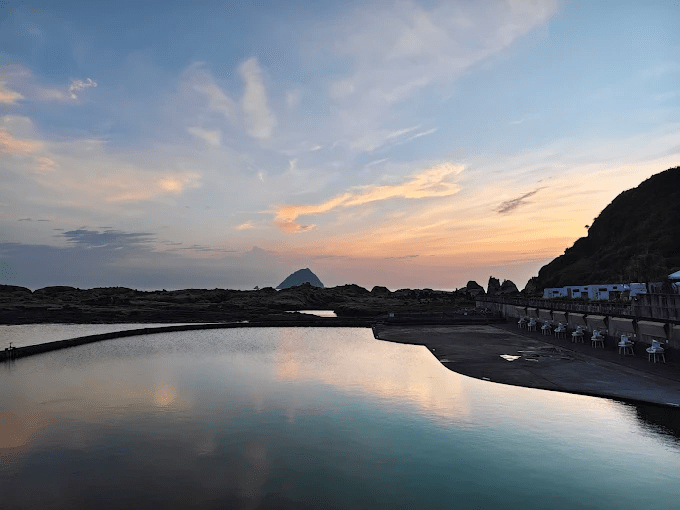 當海風迎面而來，在基隆和平島地質公園沿著岩岸走出一段安靜的風景