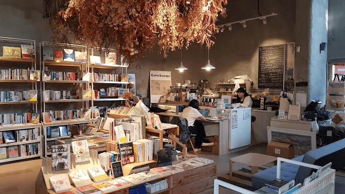 當城市開始變得喧鬧,我選擇走進台北華山的華山青鳥書店,把時間留給閱讀