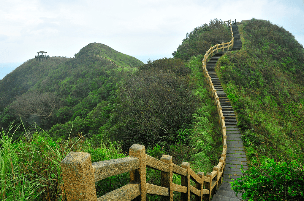 沿著東北角海岸走上鼻頭角公園稜線，在海風裡慢慢看見山海交會的瞬間