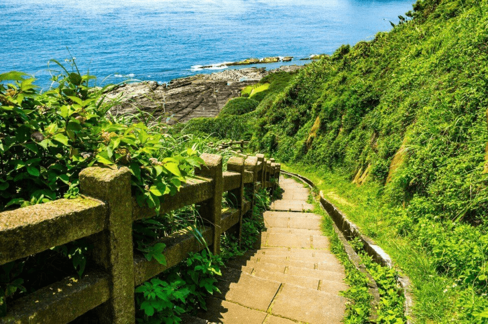 沿著東北角海岸走上鼻頭角公園稜線，在海風裡慢慢看見山海交會的瞬間