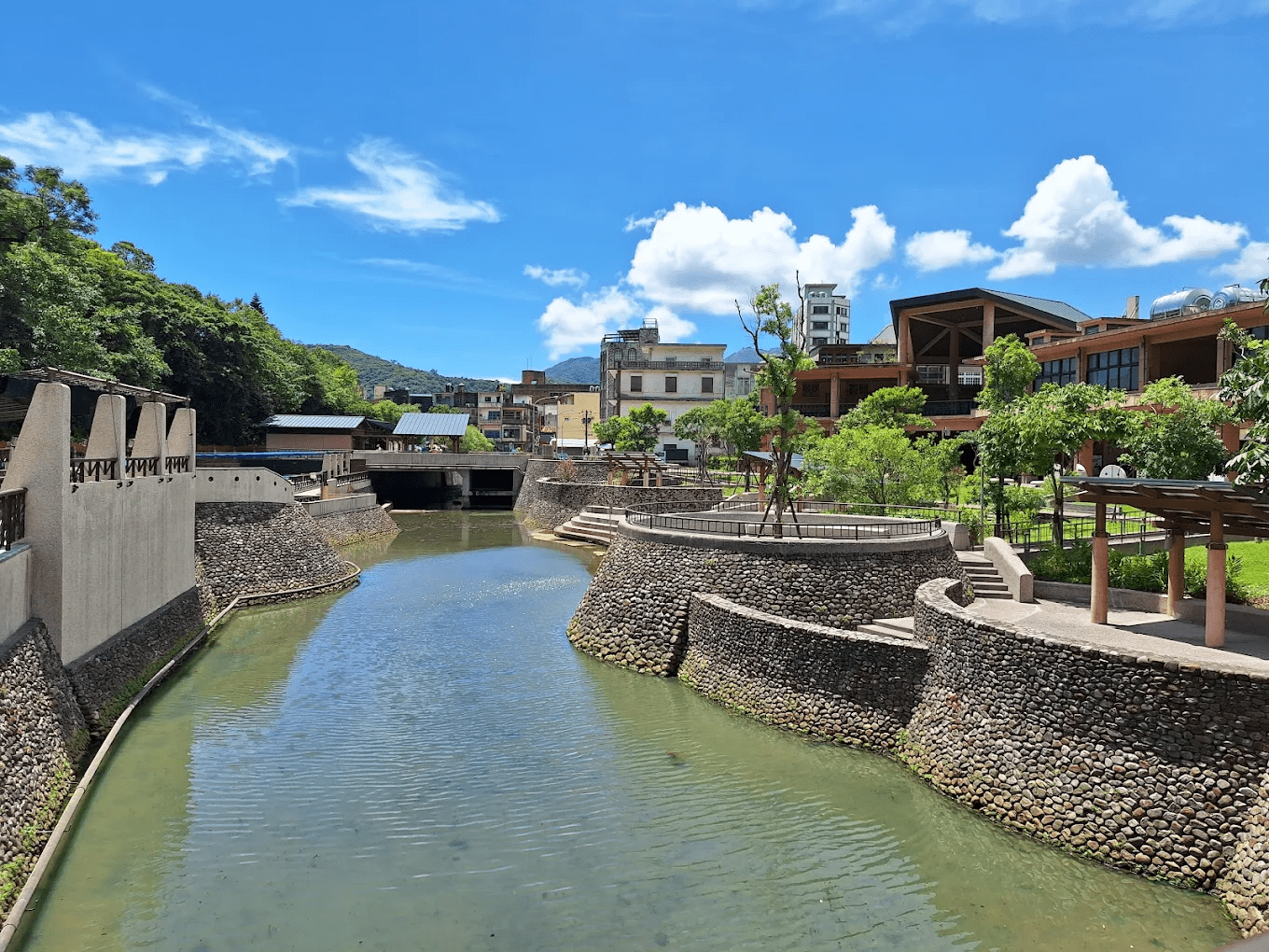 冷泉水質清澈見底