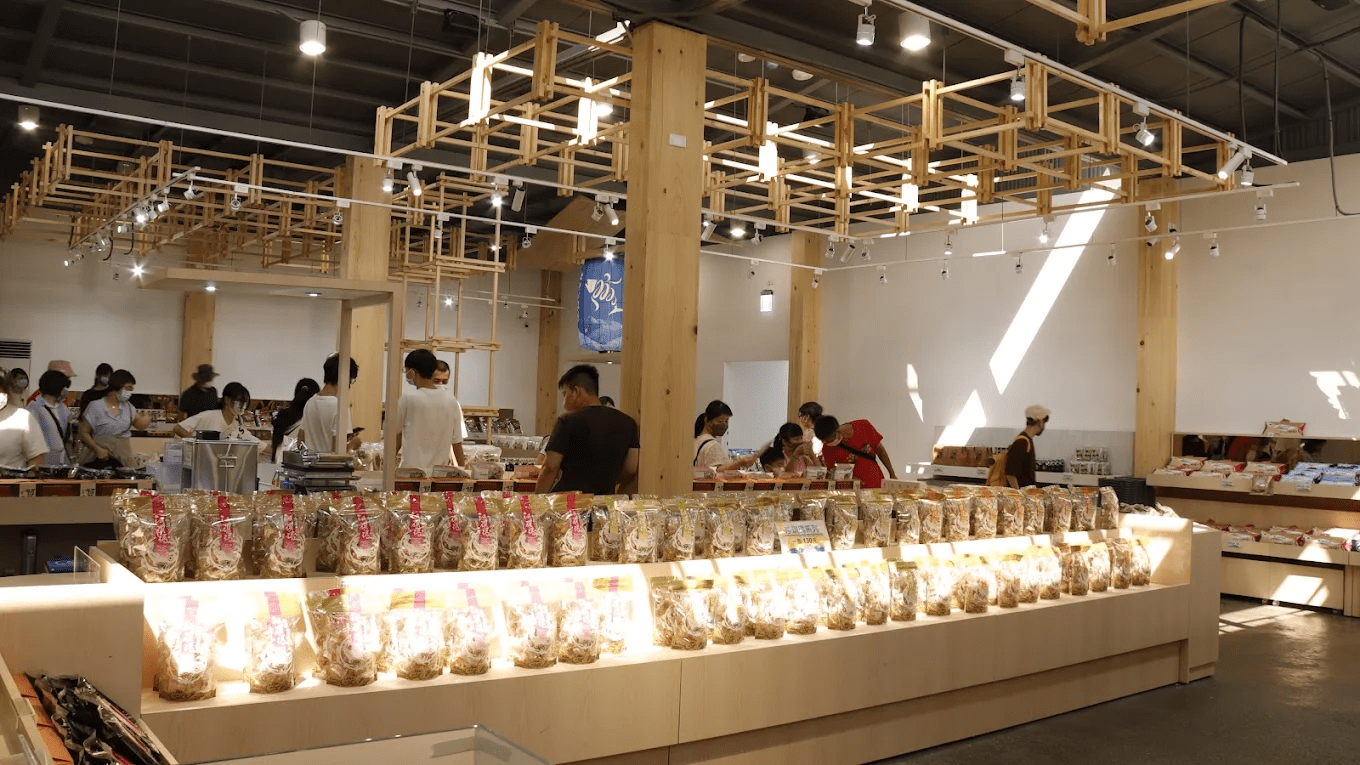 各種早期漁船與設備的縮小比例模型，展現職人精湛技藝