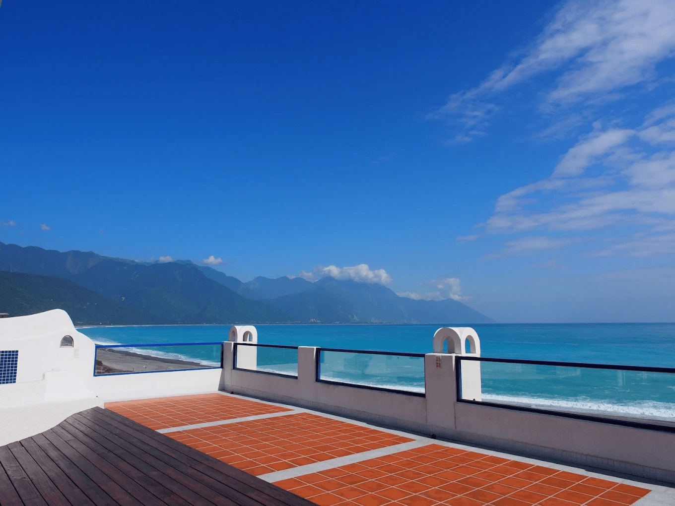 七星潭渡假飯店緊鄰海岸線