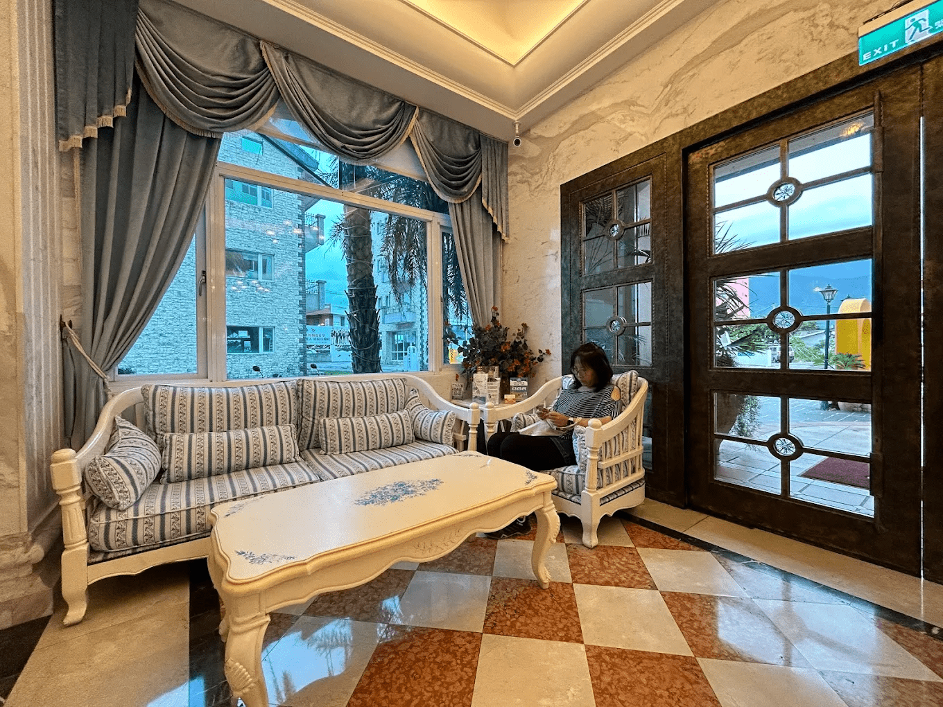 飯店客房內望向海面的寬廣視野