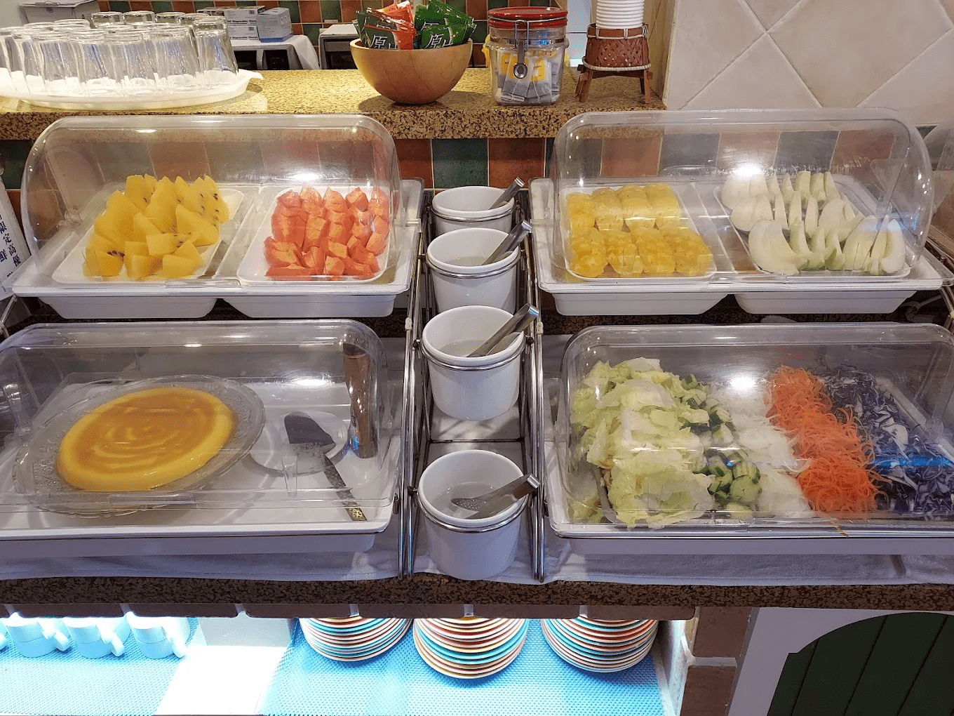 夜晚寂靜的海岸與飯店燈火