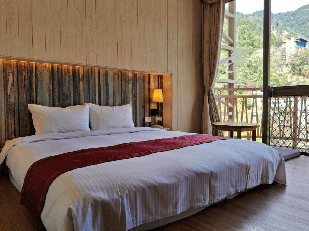 在浮華都會遇見山靈呼吸,嚴選谷關質感旅宿,朝霧晚霞間收藏隱世詩意